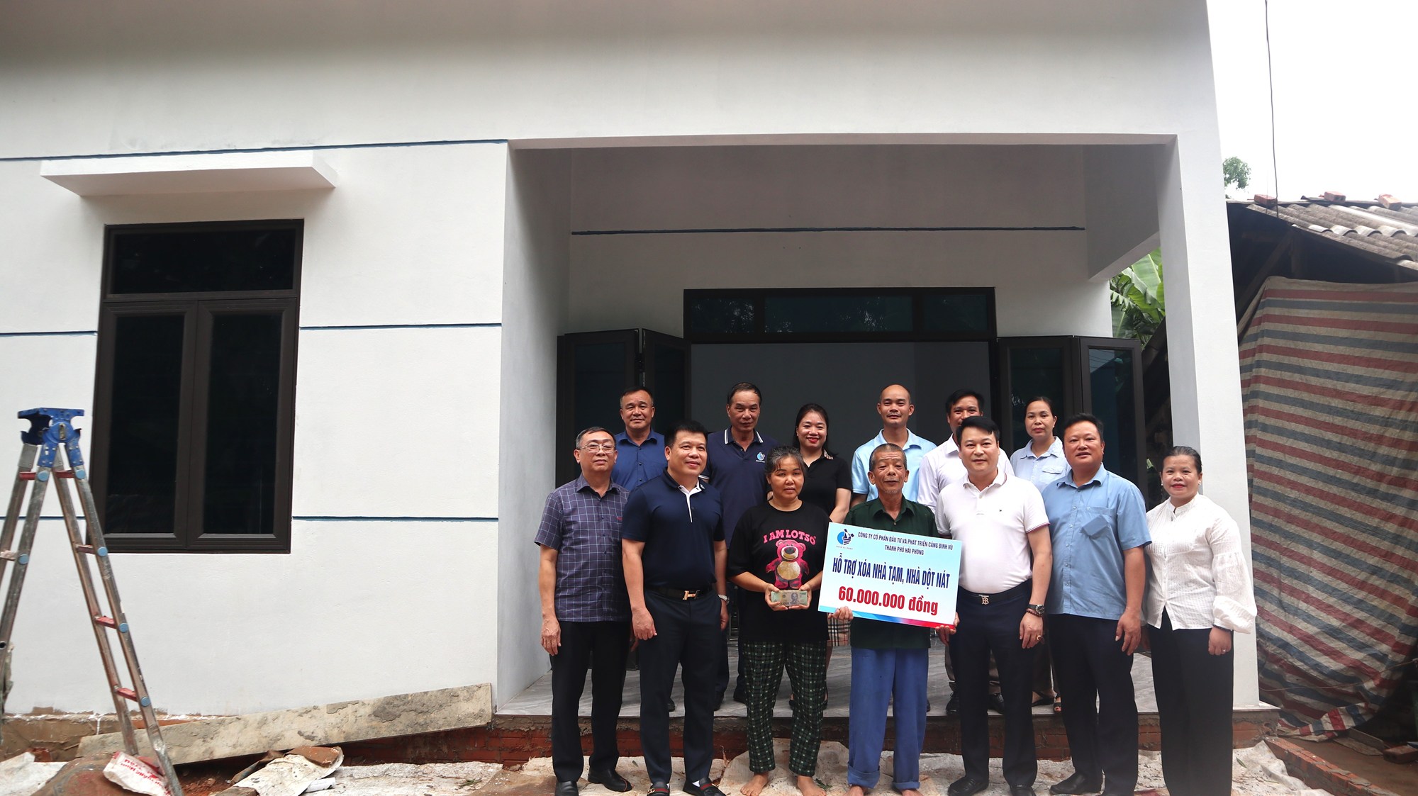 Đoàn trao biển hoàn thiện nhà tại hộ Ông Đàm Bình Thuận - xóm Dẻ Đoóng, xã Hồng Việt, huyện Hòa An